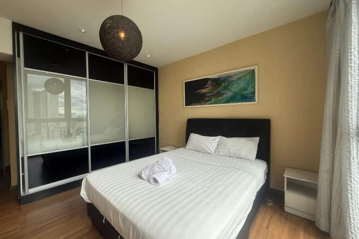 Iron/ironing board, bed sheets