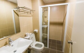 Suite estudio familiar, 2 camas Queen size, para no fumadores, vista a la ciudad (Studio Room for 4) | Baño | Regadera 
