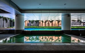 Kolam renang indoor