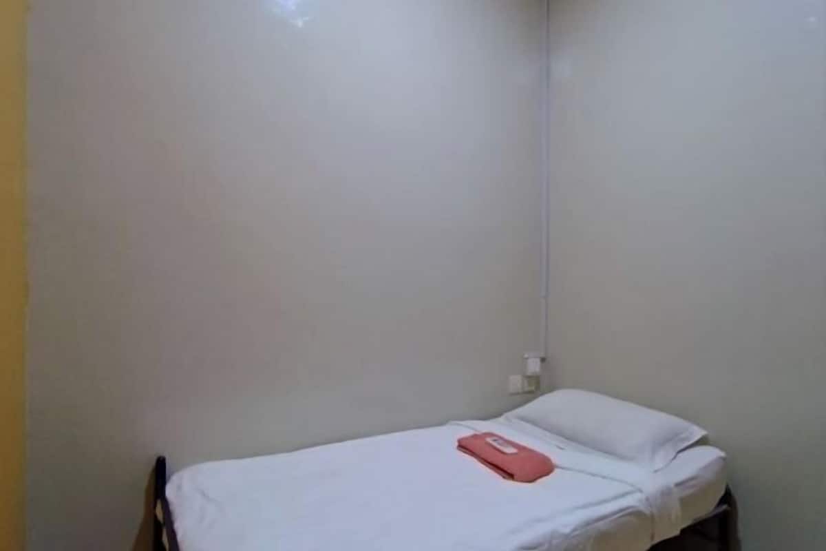 Peti besi dalam bilik, meja, langsir/tirai gelap terus