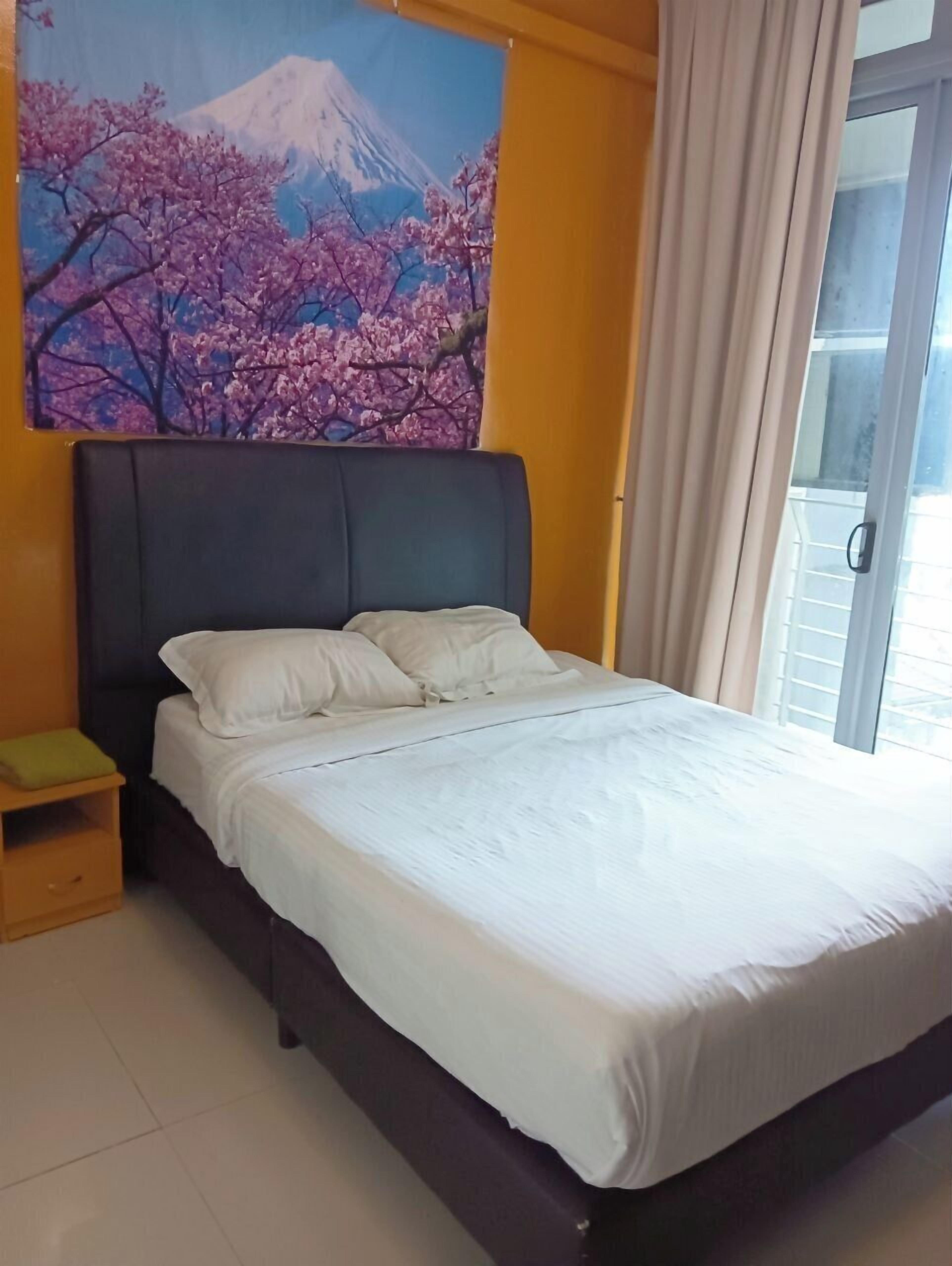 Iron/ironing board, bed sheets