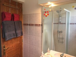 Dusche, Handtücher, Toilettenpapier