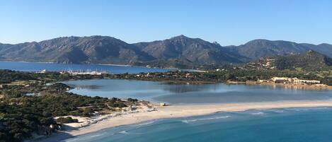 Sulla spiaggia, lettini da mare, teli da spiaggia