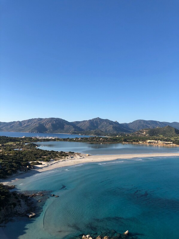 On the beach, sun loungers, beach towels - Villasimus #swimming pool#sfioro#<br>sea view#Calacaterina (Cala Caterina, Villasimius)