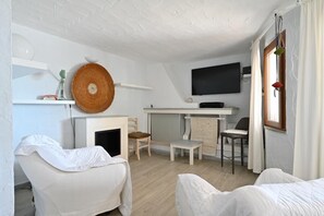 7 bedrooms, in-room safe, desk, iron/ironing board