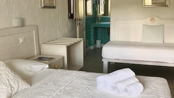 7 Schlafzimmer, Zimmersafe, Schreibtisch, Bügeleisen/Bügelbrett