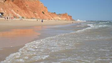 En la playa y camastros