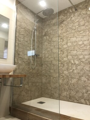 Bathtub, hair dryer, towels, soap - Villa Falésia beach V -5min walk to beach-air conditioning-jardin piscine privée (Albufeira)