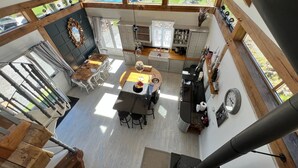 Una cocina amplia con comedor, ventanas grandes y vistas al exterior.