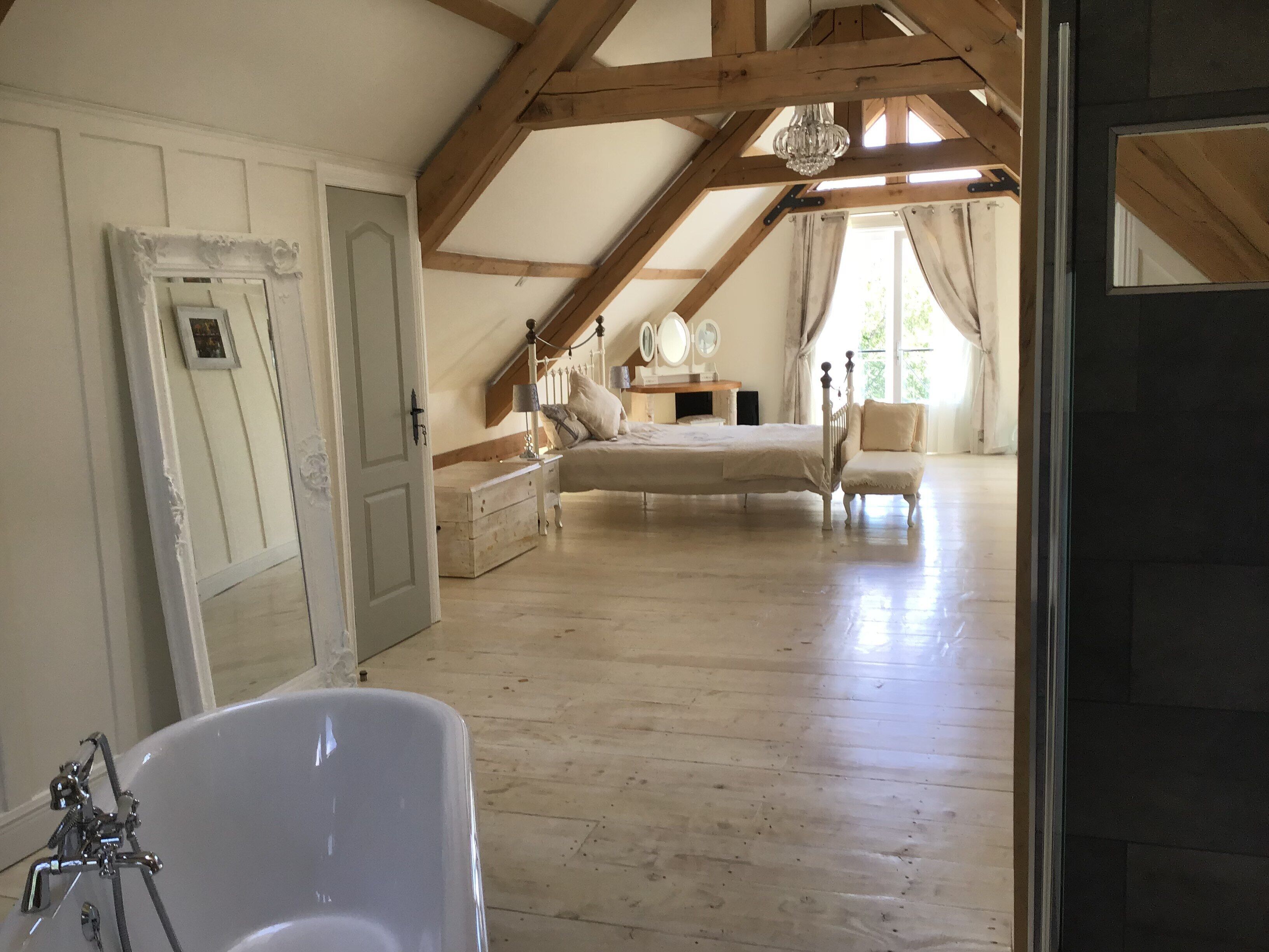 4 bedrooms, desk, iron/ironing board, travel cot