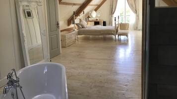 4 bedrooms, desk, iron/ironing board, travel cot