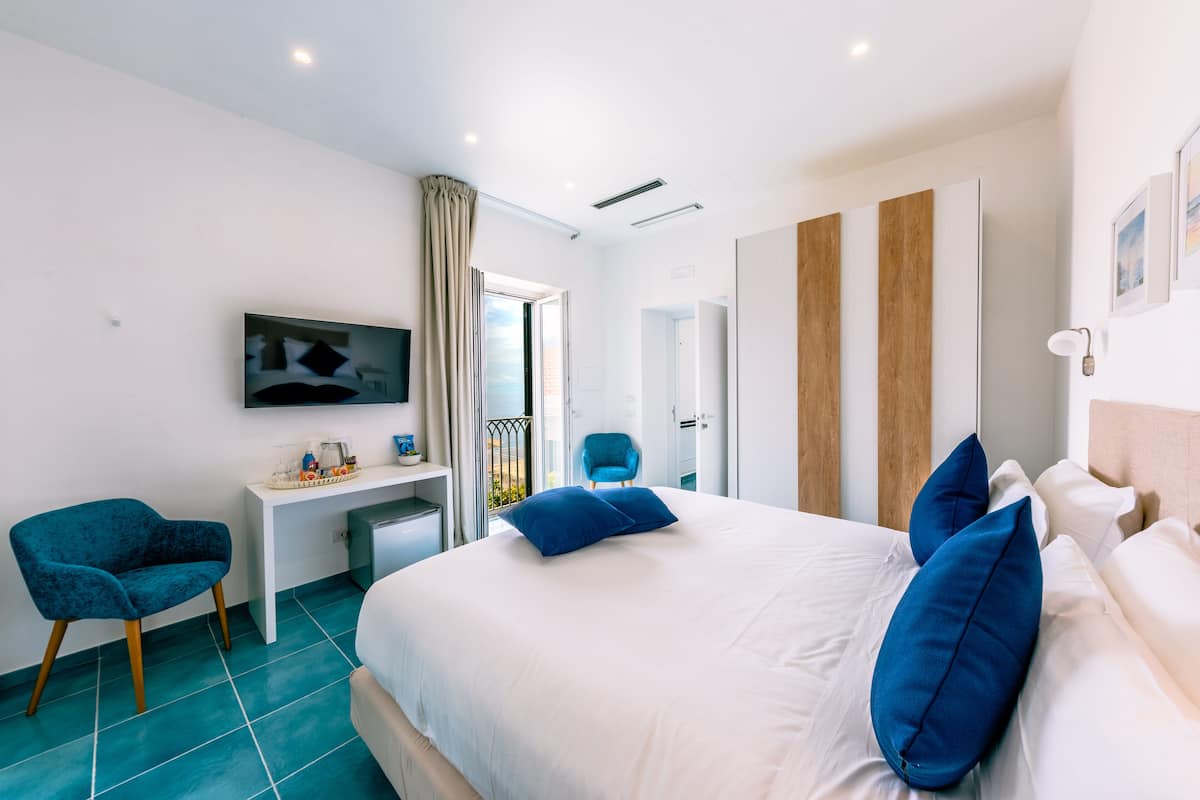 Luxury Suite | 1 bedroom, premium bedding, minibar, in-room safe