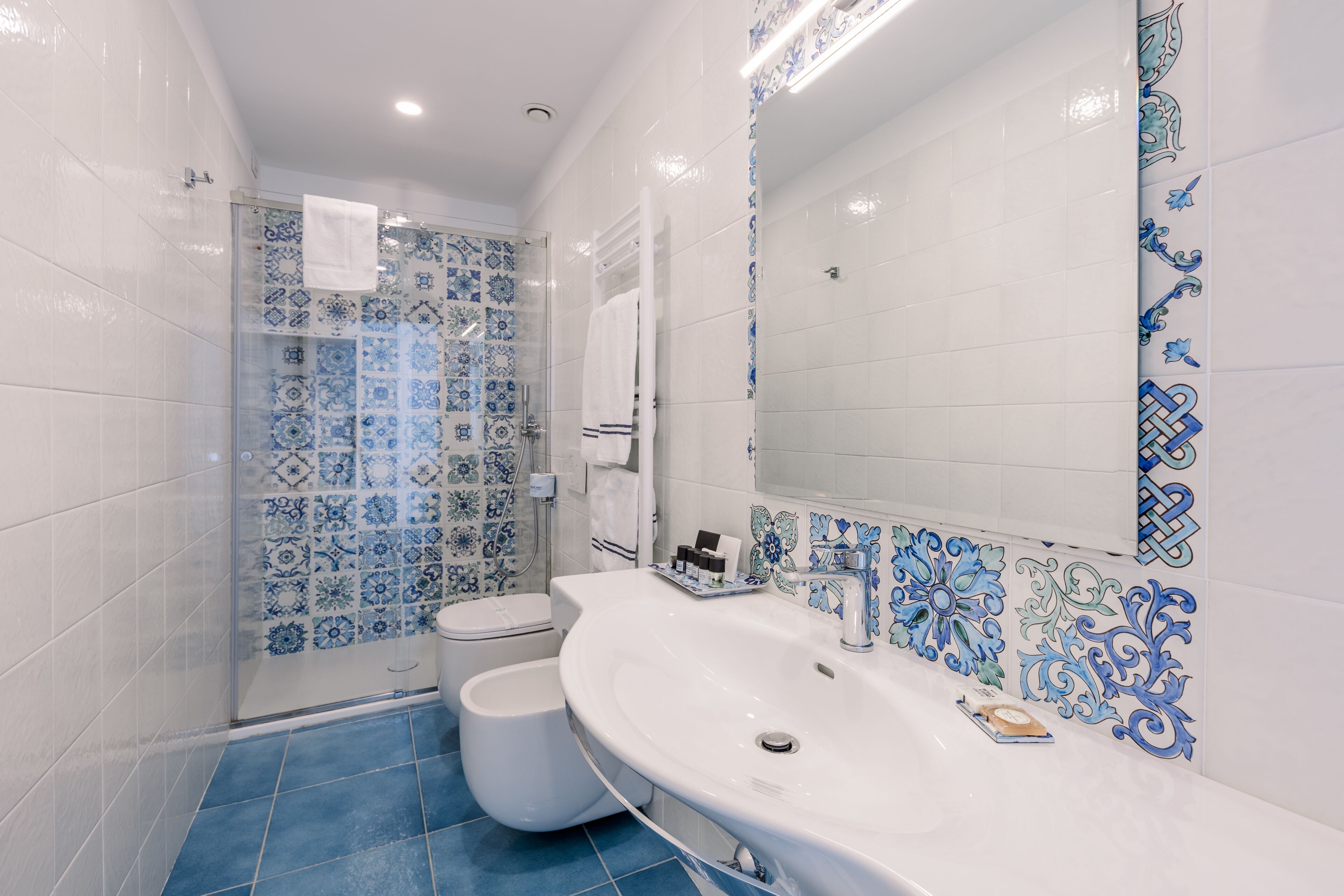 Un baño con ducha, inodoro y lavamanos.