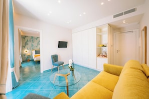 Suite Luxury | Area soggiorno | TV a schermo piatto