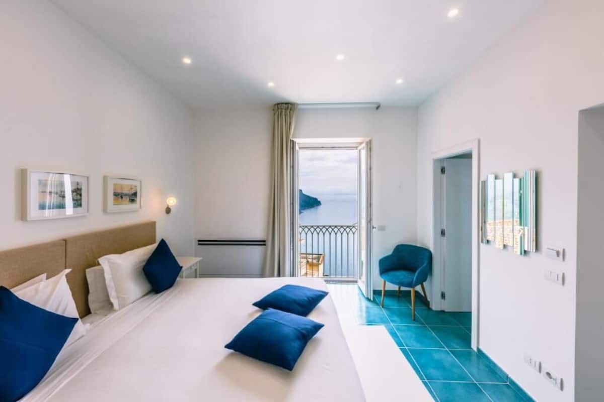 Deluxe Room | 1 bedroom, premium bedding, minibar, in-room safe