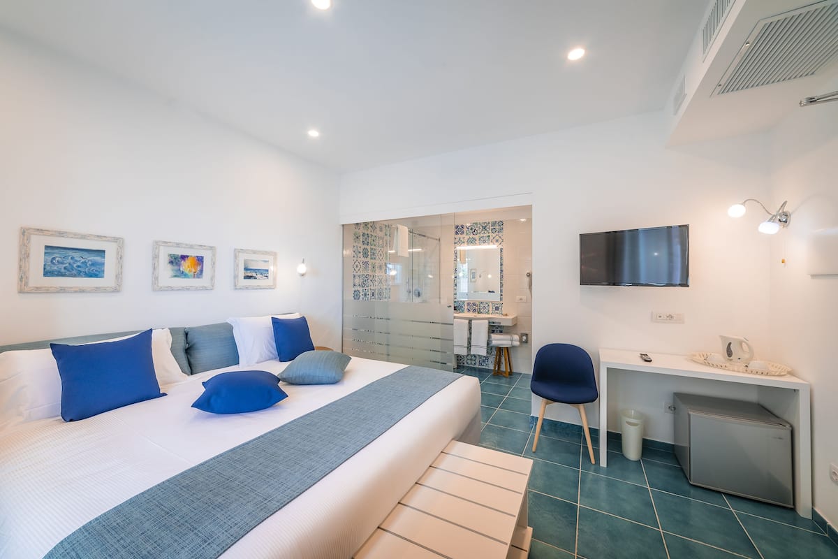 Deluxe Double or Twin Room, 1 King Bed | 1 bedroom, premium bedding, minibar, in-room safe