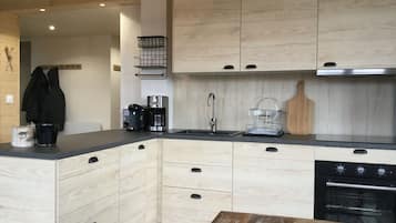 Frigorífico, microondas, horno y placa de cocina