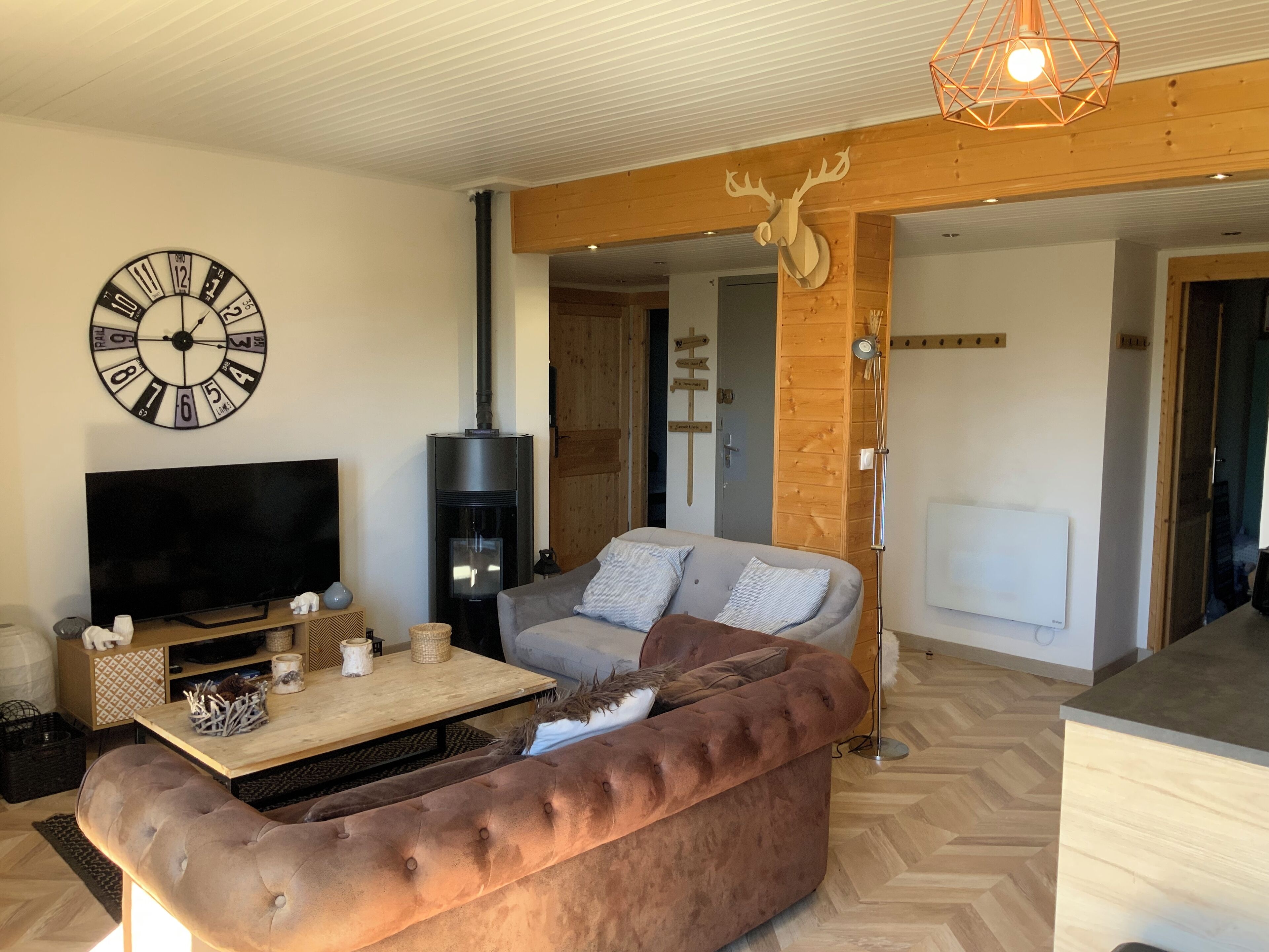 Una televisión, una chimenea