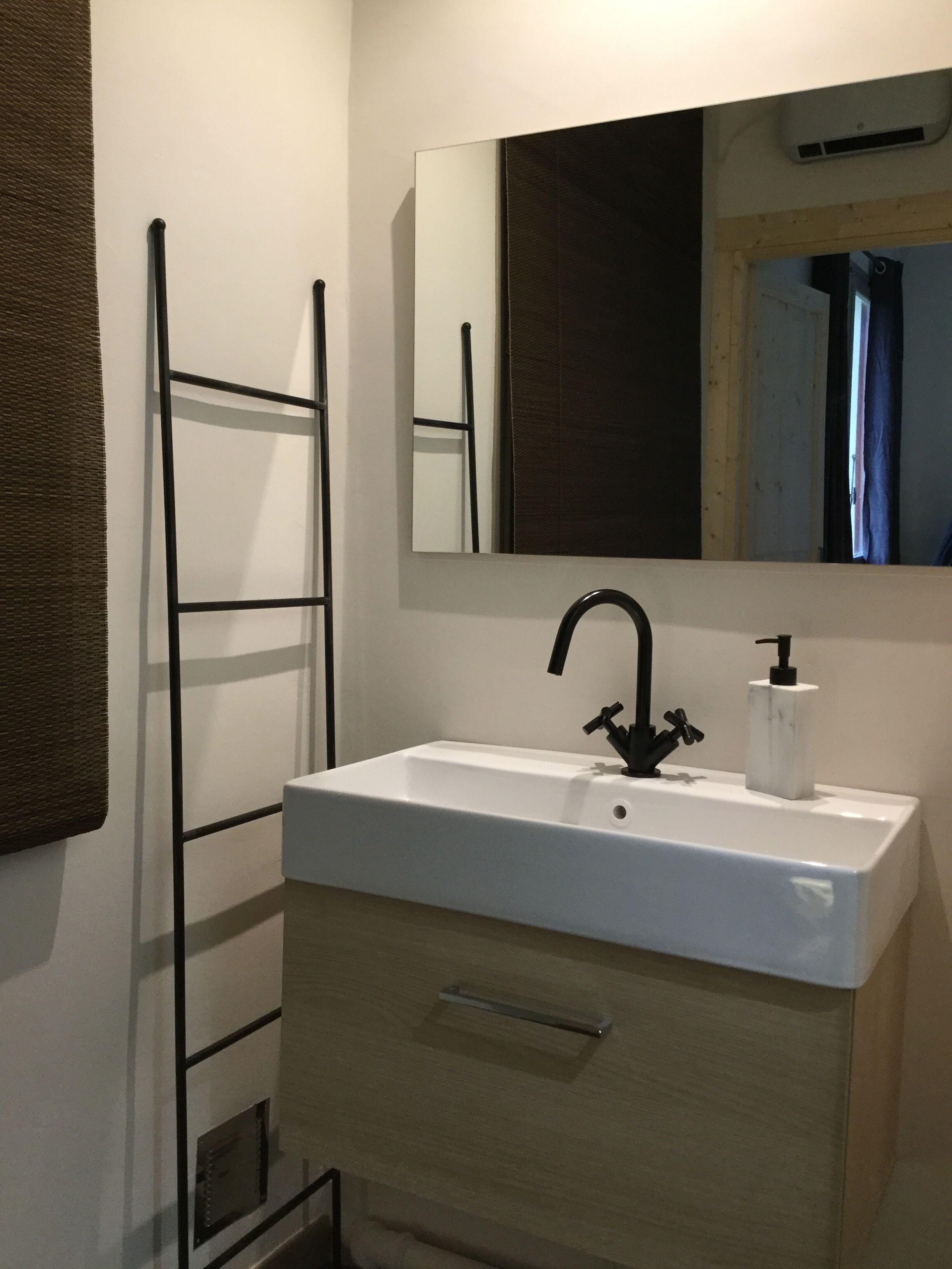 Ducha, secador de pelo y papel higiénico