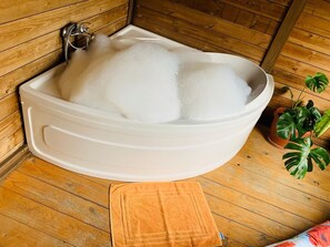 Baignoire, sĂšche-cheveux, bidet, serviettes fournies
