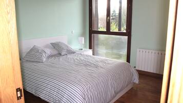 4 bedrooms, iron/ironing board, free WiFi, bed sheets