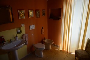 Tina con regadera, secadora de cabello, bidet, toallas 