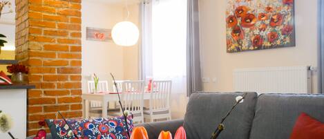 Televisie, een dvd-speler, speelgoed en boeken