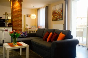 TV, DVD player, brinquedos, livros