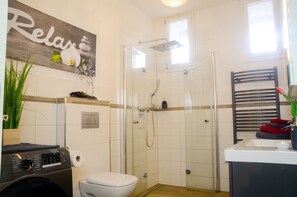 Dusj, hårføner, håndklær og såpe
