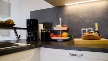 Cafetière/bouilloire, réfrigérateur, micro-ondes, plaque de cuisson