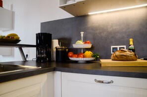 Kühlschrank, Mikrowelle, Herdplatte, Geschirrspüler