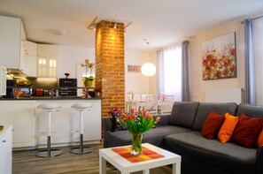 Télévision, lecteur de DVD, jouets, livres