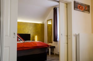 1 quarto, cofres nos quartos, ferros/tábuas de passar roupa