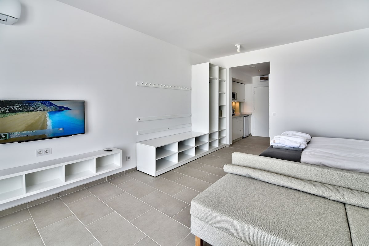 Comfort Studio, Balcony | Peti besi dalam bilik, meja, langsir/tirai gelap terus, kalis bunyi 