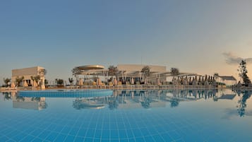 5 outdoor pools, pool umbrellas, pool loungers