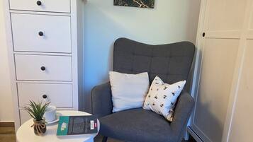 Smart-TV, Bücher, Stereoanlage