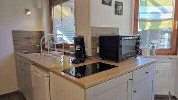 Kühlschrank, Ofen, Herdplatte, Wasserkocher mit Kaffee-/Teezubehör
