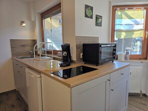 Kühlschrank, Ofen, Herdplatte, Wasserkocher mit Kaffee-/Teezubehör