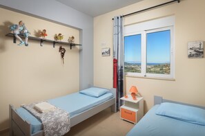 3 bedrooms, in-room safe, desk, soundproofing