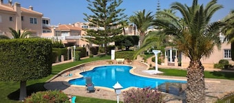 Apartamento de lujo con vista a la piscina.