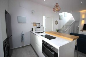 Een koelkast, een microgolfoven, een oven, een vaatwasser