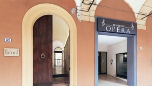 Entrada de un edificio con un cartel que dice "Residence Opera".
