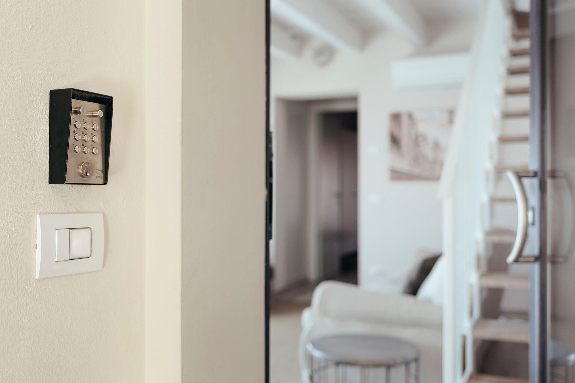 Un interno moderno con un citofono a parete e un interruttore della luce.