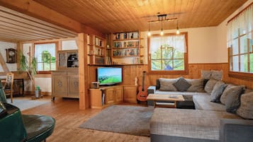 Télévision, table de tennis de table, livres