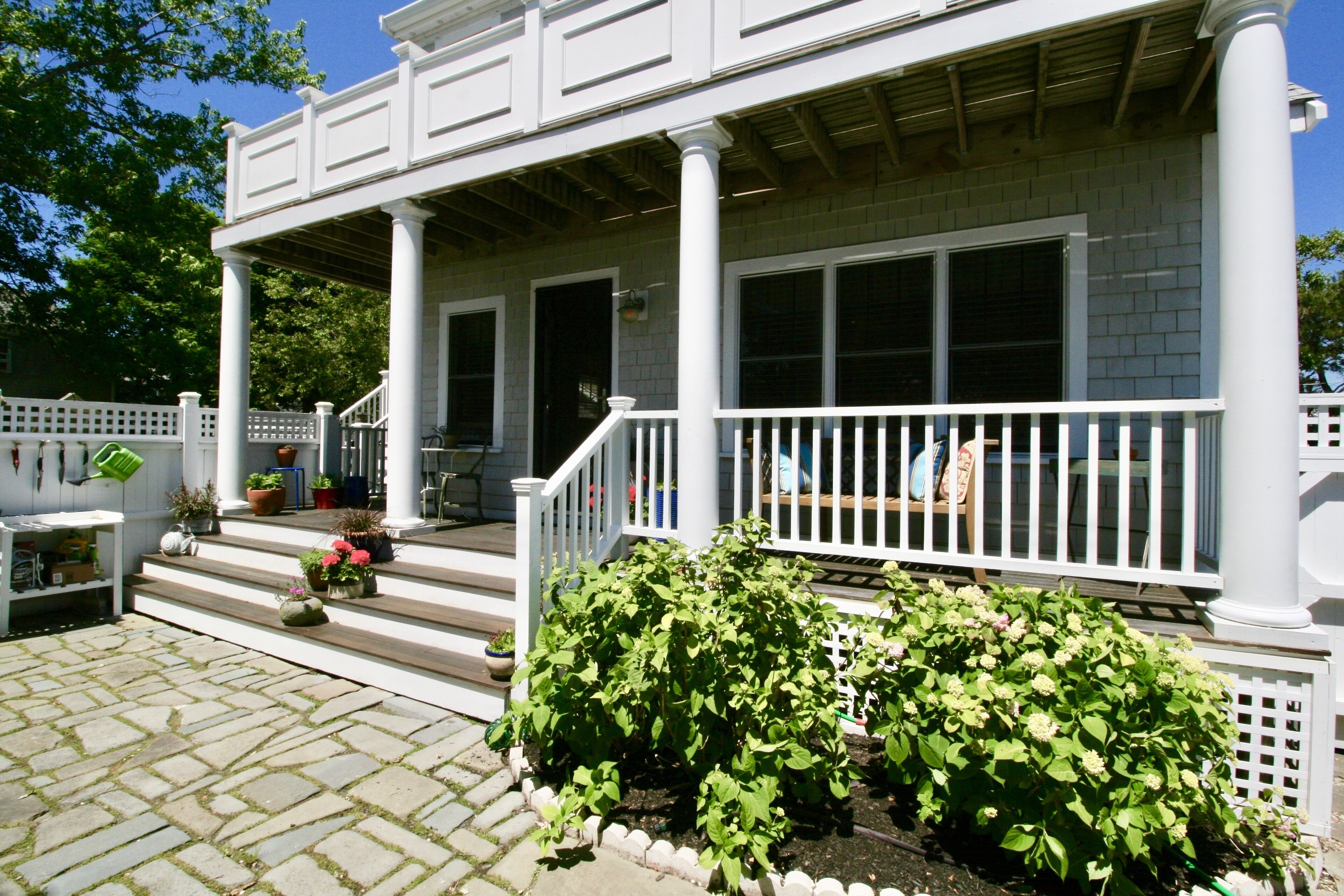 2BR East End Condo - Sleeps 4! Pets Allowed!