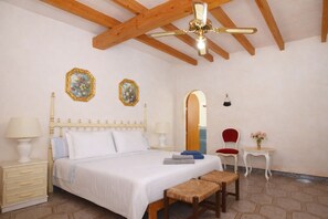 5 bedrooms, iron/ironing board, free WiFi, bed sheets