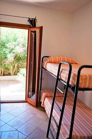 2 quartos, ferros/tábuas de passar roupa