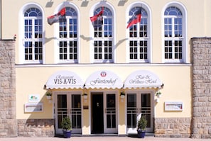 A building with three distinct entrances labeled "Restaurant VIS-A-Vis," "Furstenhof," and "Kur & Wellness-Hotel." - Kurhotel Fürstenhof (Blankenburg)