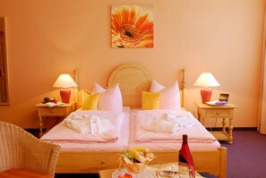 迷你吧、办公桌、遮光窗帘、床单