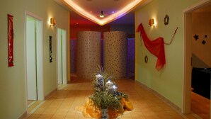 A hotel corridor with a Christmas tree, decorative lights, and holiday decorations. - Kurhotel Fürstenhof (Blankenburg)